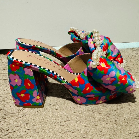 Adorable Betsey Johnson size 7 Maggie blue pink floral bow pearl front sandals - Picture 2 of 6